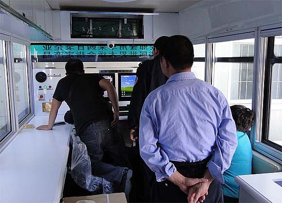 民警在操作躍迪移動警務(wù)室