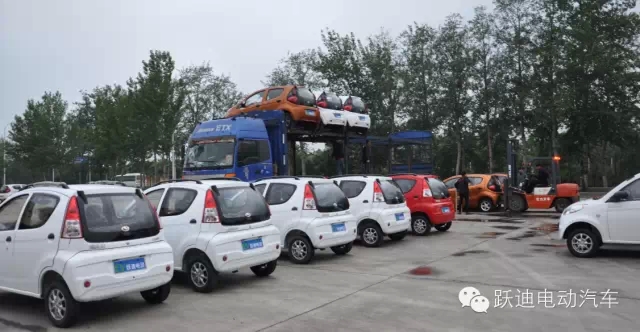 躍迪人冒雨檢測(cè)發(fā)車甘肅，第一時(shí)間保證躍迪電動(dòng)汽車市場(chǎng)供應(yīng)