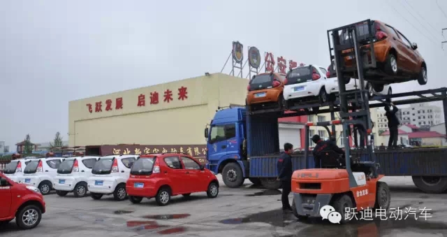 躍迪人冒雨檢測(cè)發(fā)車甘肅，第一時(shí)間保證躍迪電動(dòng)汽車市場(chǎng)供應(yīng)