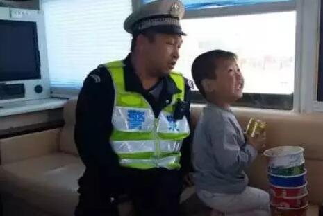 貪玩幼童上高速—躍迪移動(dòng)警務(wù)室助力，熱心民警忙尋親