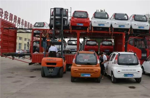 電動轎車