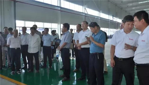 專家、教授聽取陜西躍迪公司對整體項目規(guī)劃和系列新能源客車產(chǎn)品的系統(tǒng)介紹