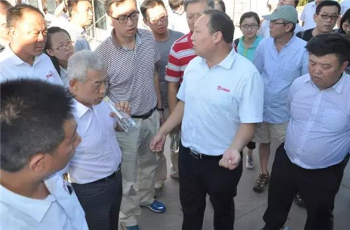 公司總經(jīng)理雷明環(huán)為專家學(xué)者們現(xiàn)場講解新能源客車充電時間及續(xù)航里程等事宜