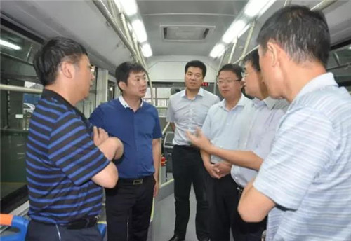 徐明非副廳長(zhǎng)登上陜西躍迪自主研發(fā)純電動(dòng)客車親身體驗(yàn)