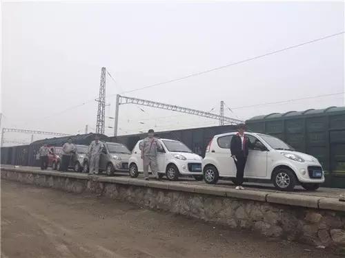 電動汽車鐵路裝車準備中