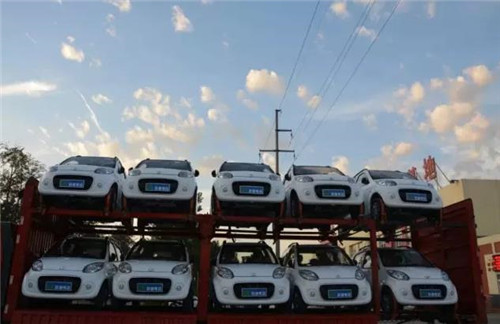 電動轎車