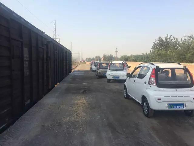 躍迪電動汽車鐵路運輸準(zhǔn)備裝車