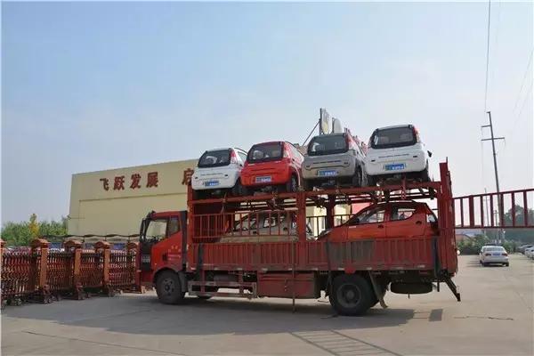 躍迪電動汽車裝車中。
