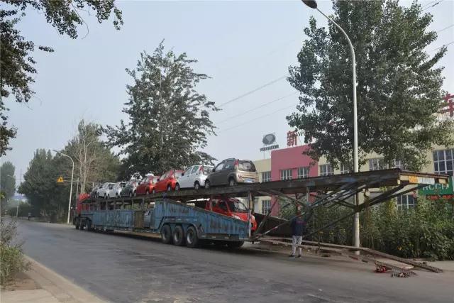 電動轎車