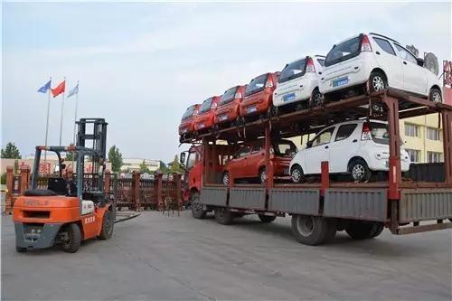 躍迪電動(dòng)汽車(chē)裝車(chē)完畢準(zhǔn)備發(fā)車(chē)