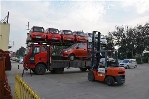 躍迪電動(dòng)汽車(chē)正在裝車(chē)