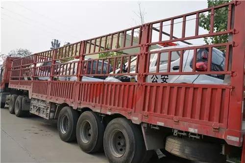 躍迪電動汽車裝車完畢準(zhǔn)備發(fā)車