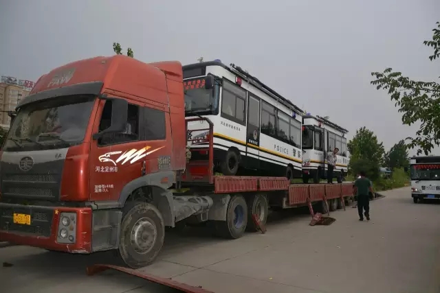躍迪電動移動警務(wù)室裝車中，準(zhǔn)備發(fā)往白洋淀溫泉城公安分局