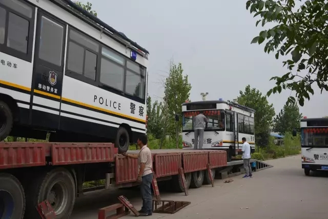 躍迪電動移動警務(wù)室裝車中，準(zhǔn)備發(fā)往白洋淀溫泉城公安分局