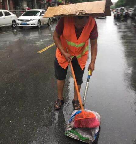 今天，躍迪向平凡而偉大的他們——環(huán)衛(wèi)工人致敬！