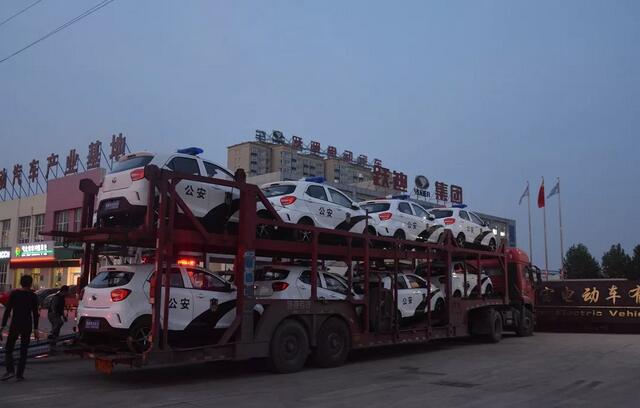 電動(dòng)巡邏車(chē)待發(fā)完畢