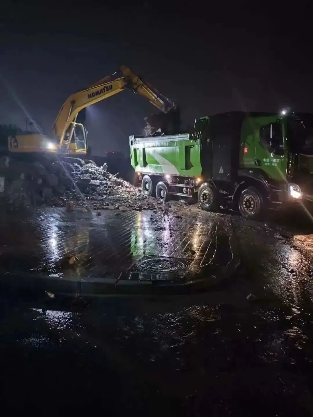 昨晚保定市強(qiáng)降暴雨丨躍迪汽車(chē)保定分公司，連夜出動(dòng)70臺(tái)新能源渣土車(chē)參與保定市救援工作